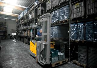 Vysokozdvižné vozíky s bočním ložením Elektrické vysokozdvižné vozíky s bočním ložením Jungheinrich EFX 413