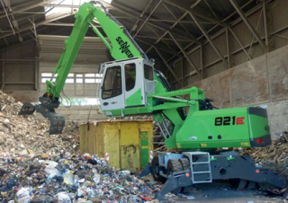 Manipulátory s materiálem Sennebogen 821M E