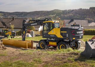 Kolová rypadla Volvo EW220E