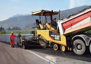Kolové finišery Caterpillar AP600D