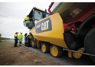 Kolové finišery Caterpillar AP600F