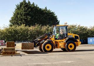 Kolové nakladače JCB 411 HT