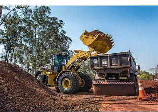 Kolové nakladače Caterpillar 966L