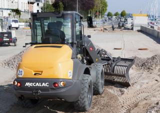 Kolové nakladače Mecalac AS900