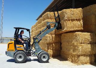 Kolové nakladače Giant G2200HD