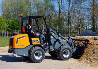 Kolové nakladače Giant G2700HD