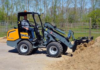 Kolové nakladače Giant G2700HD