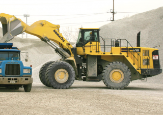 Kolové nakladače Komatsu WA600-6
