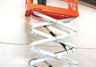 Nůžkové pracovní plošiny Kolové nůžkové plošiny Snorkel S3220E