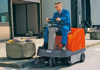 Technika pro letní údržbu Pouliční zametače Kompaktní zametače Hako Sweepmaster P 900 R