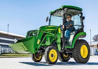 Vozidla Komunální multifunkční naftová vozidla John Deere 2032 R