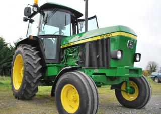 Vozidla Komunální traktory John Deere 3050