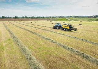 Lisy na hranolové balíky + Lisy na obří balíky New Holland BB 870 Plus
