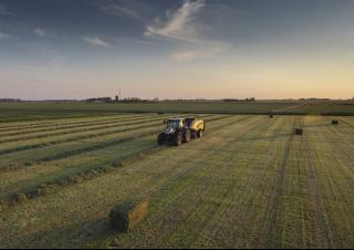 Lisy na hranolové balíky + Lisy na obří balíky New Holland BB 890 Standart