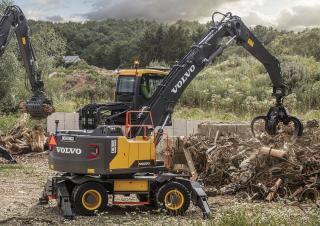 Manipulátory s materiálem Volvo EW200E