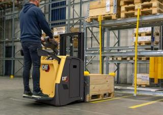 Nízkozdvižné vozíky Nízkozdvižné vozíky s plošinou pro řidiče Caterpillar NPV20N3D