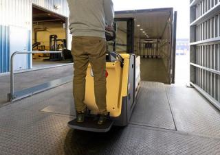 Nízkozdvižné vozíky Nízkozdvižné vozíky s plošinou pro řidiče Caterpillar NPV20N3D