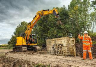 Pásová rypadla JCB 245XR
