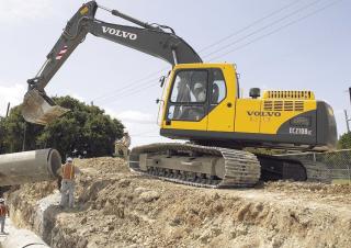 Pásová rypadla Volvo EC210B