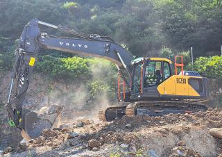 Pásová rypadla Volvo EC230F LR