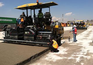 Pásové finišery Caterpillar AP655F