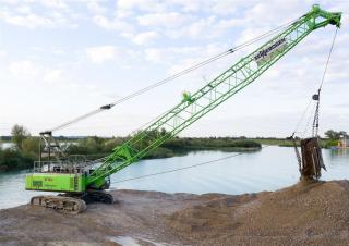 Pásové jeřáby s příhradovým výložníkem Sennebogen 670E