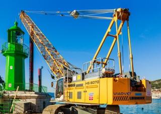 Pásové jeřáby s příhradovým výložníkem Liebherr HS 8070