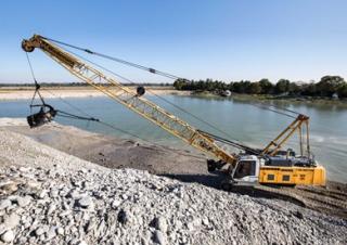 Pásové jeřáby s příhradovým výložníkem Liebherr HS 8070