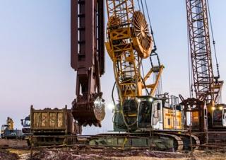 Pásové jeřáby s příhradovým výložníkem Liebherr HS 8100