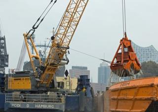 Pásové jeřáby s příhradovým výložníkem Liebherr HS 8100