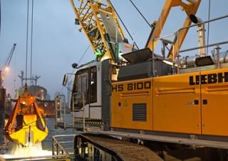 Pásové jeřáby s příhradovým výložníkem Liebherr HS 8100
