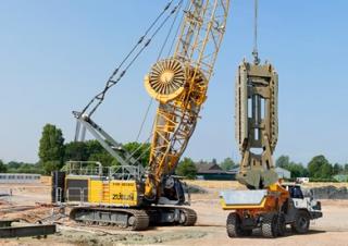 Pásové jeřáby s příhradovým výložníkem Liebherr HS 8130