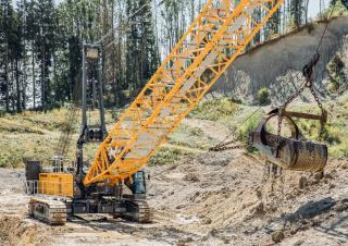 Pásové jeřáby s příhradovým výložníkem Liebherr HS 8200