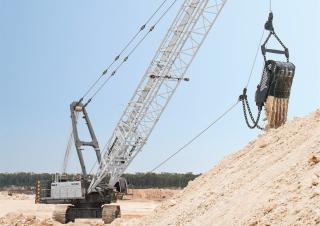 Pásové jeřáby s příhradovým výložníkem Liebherr HS 8300.1