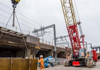 Pásové jeřáby s příhradovým výložníkem Liebherr LR 1110
