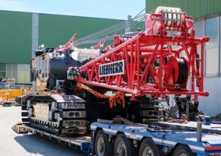Pásové jeřáby s příhradovým výložníkem Liebherr LR 1110