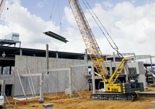 Pásové jeřáby s příhradovým výložníkem Liebherr LR 1130