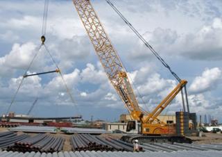 Pásové jeřáby s příhradovým výložníkem Liebherr LR 1200