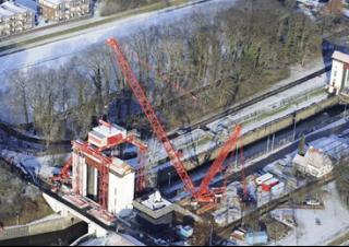 Pásové jeřáby s příhradovým výložníkem Liebherr LR 1400/2