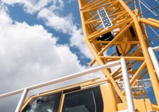Pásové jeřáby s příhradovým výložníkem Liebherr LR 1500