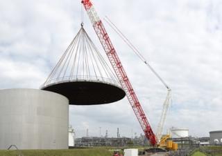 Pásové jeřáby s příhradovým výložníkem Liebherr LR 1500