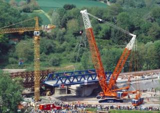 Pásové jeřáby s příhradovým výložníkem Liebherr LR 1750/2