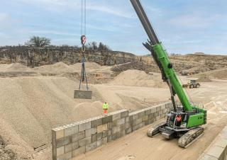 Pásové jeřáby s teleskopickým výložníkem Sennebogen 673E