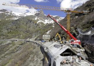 Pásové jeřáby s teleskopickým výložníkem Liebherr LTR 1060