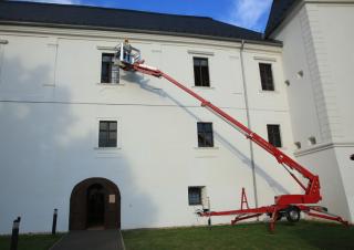 Teleskopické pracovní plošiny Přívěsné teleskopické pracovní plošiny EuropeLift TM 15 TJi