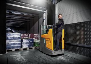 Regalové zakladače Regalové zakladače s plošinou pro řidiče Jungheinrich ERD 220i