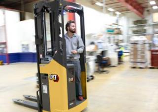Regalové zakladače Regalové zakladače s plošinou pro řidiče Caterpillar NSR12N2