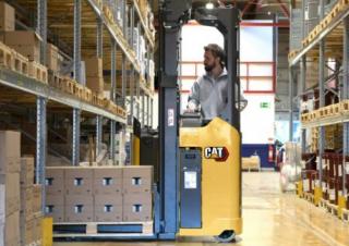 Regalové zakladače Regalové zakladače s plošinou pro řidiče Caterpillar NSR12N2