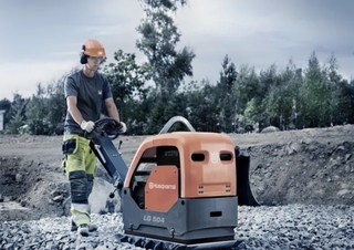 Vibrační desky Reverzní vibrační desky Husqvarna LG 504