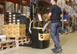 Regalové zakladače Ruční paletové vozíky Caterpillar NSP16N2